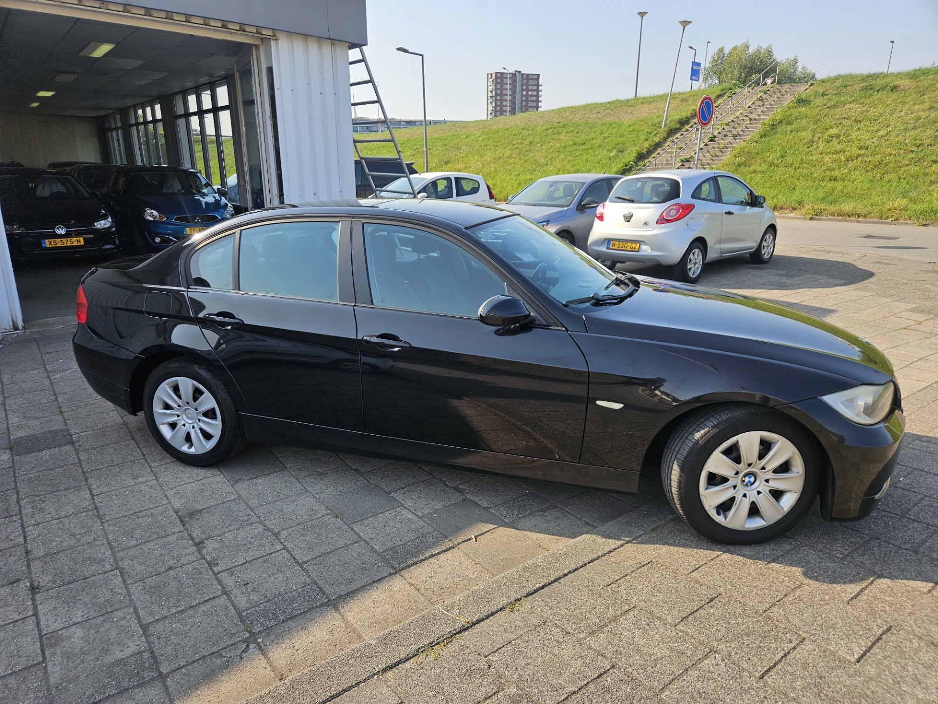 47037478-2.jpg