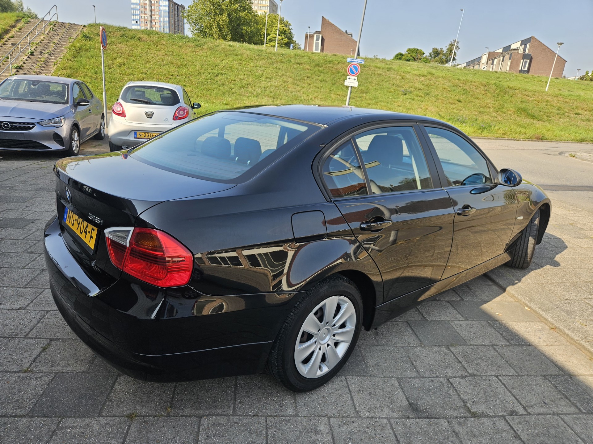 47037478-4.jpg