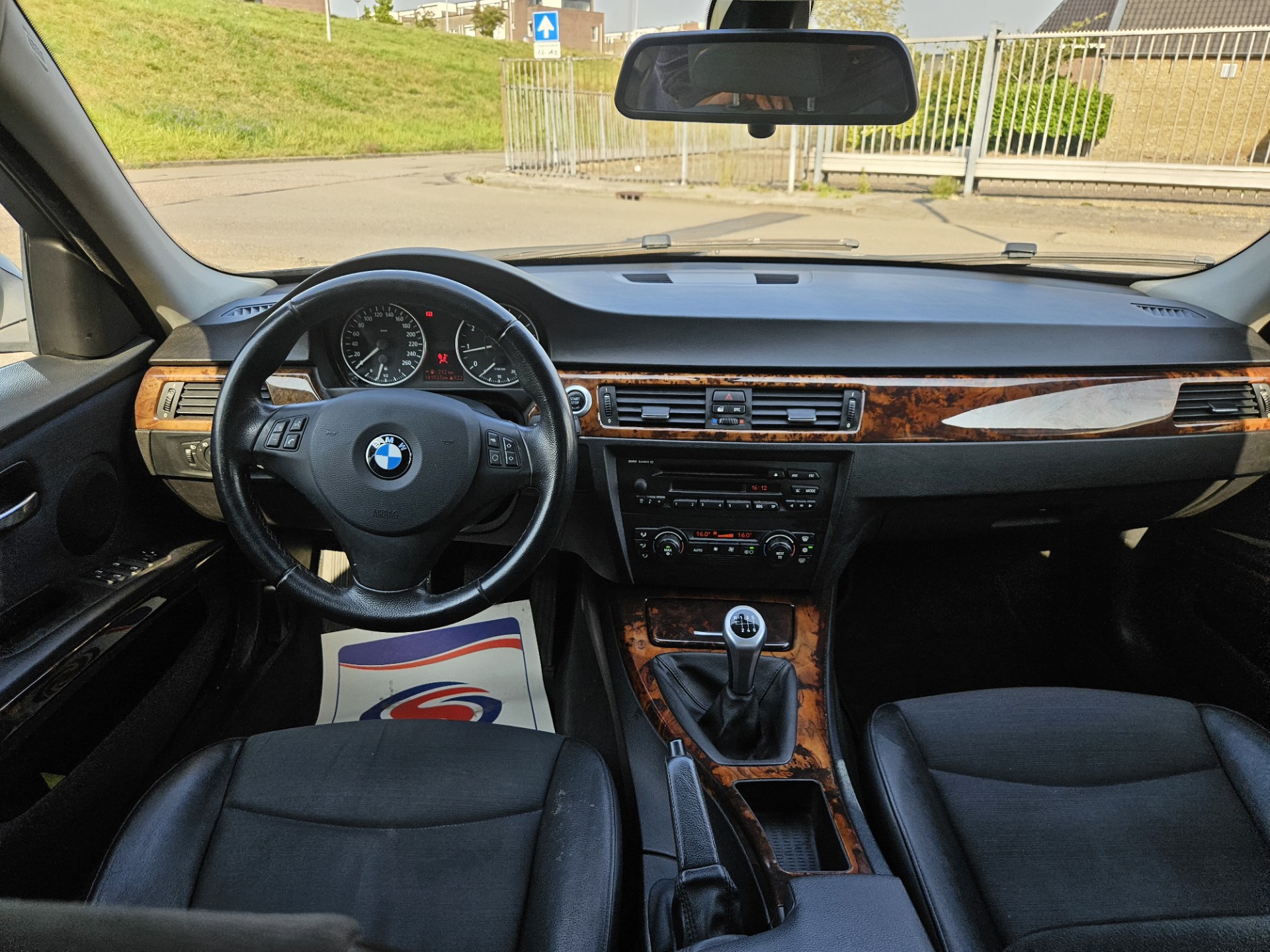 47037478-8.jpg