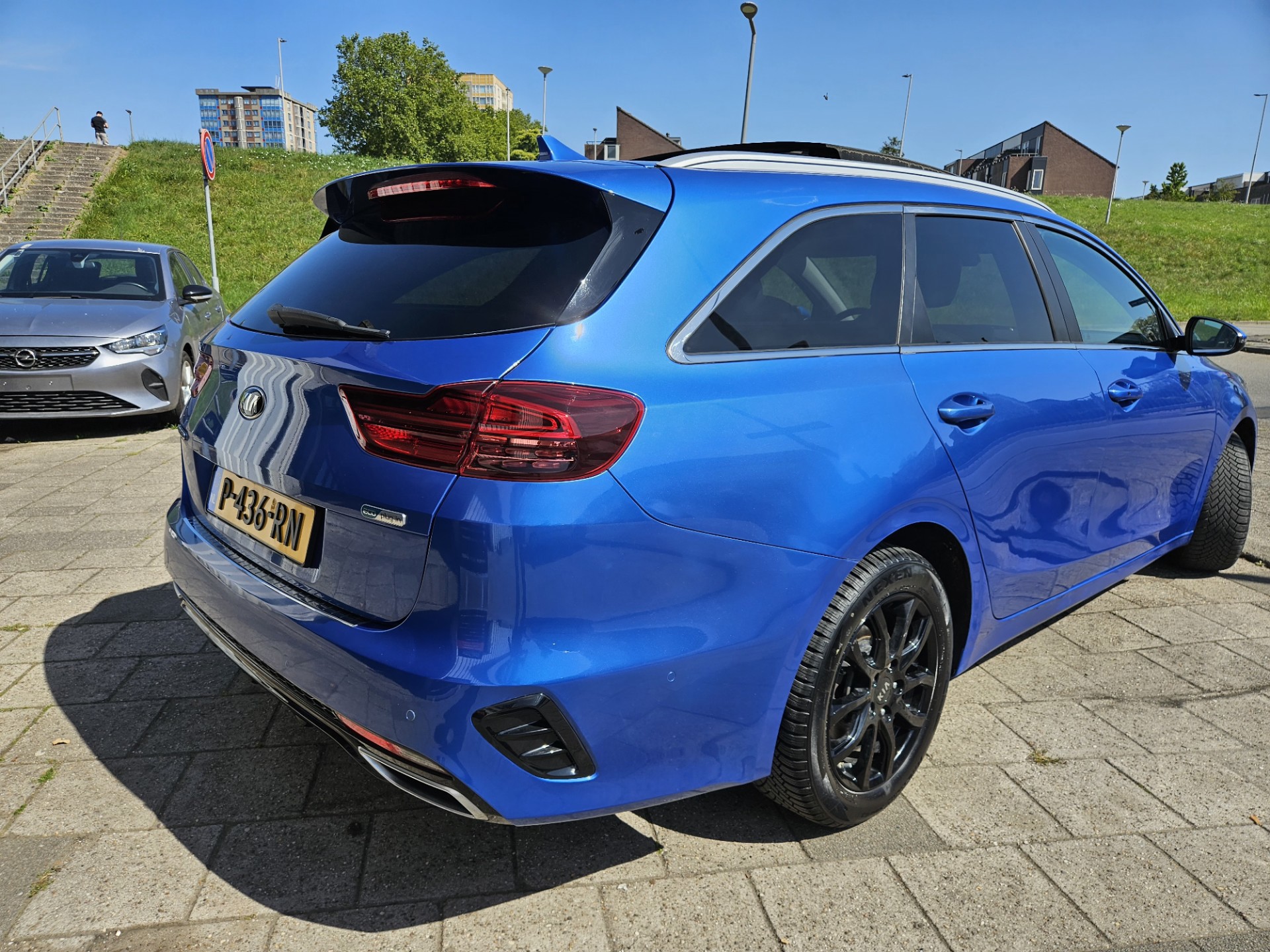 47037539-2.jpg