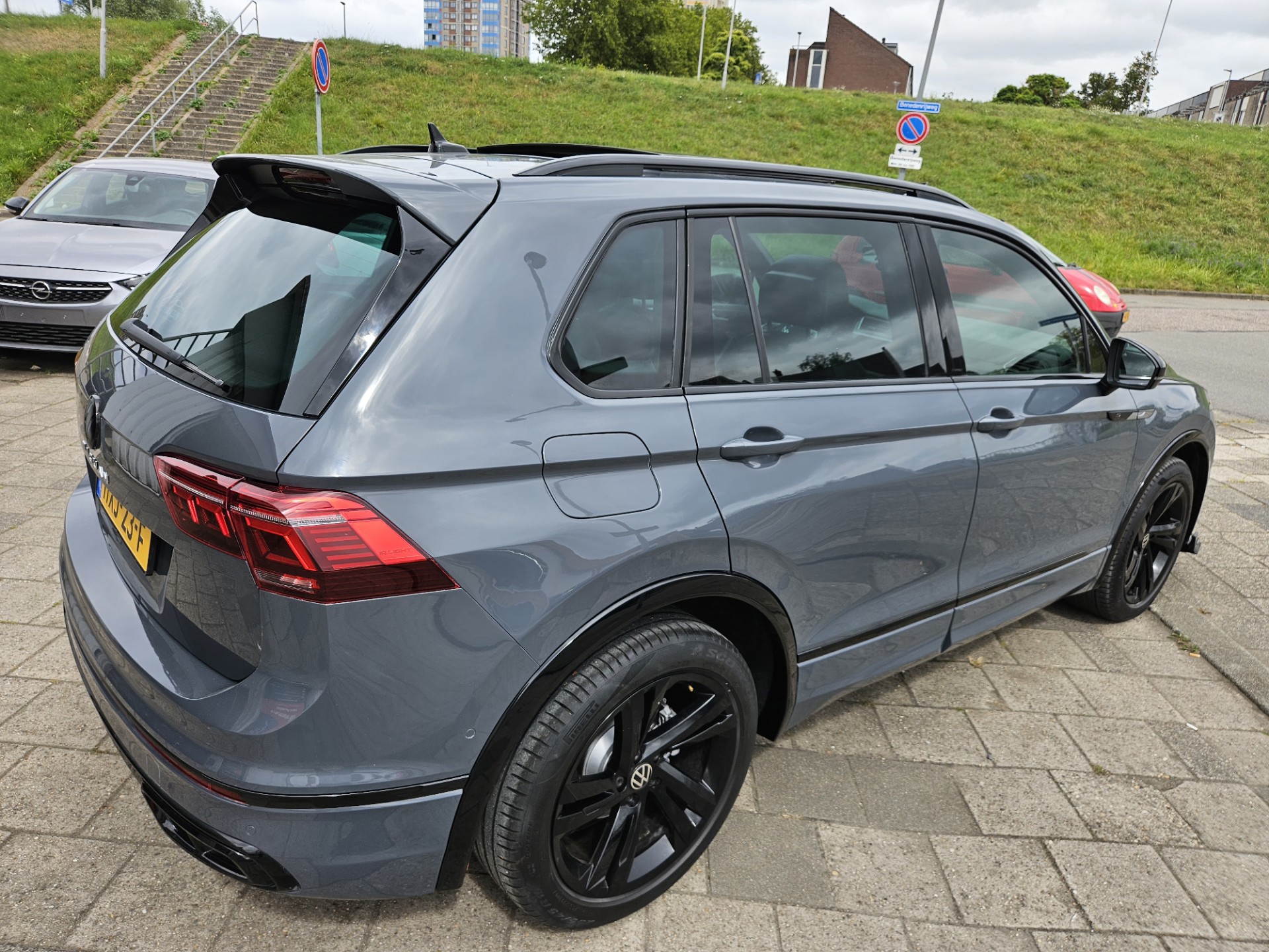 47037641-10.jpg