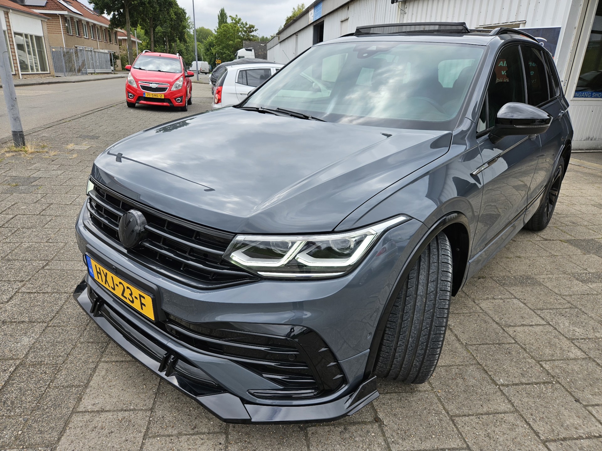 47037641-3.jpg