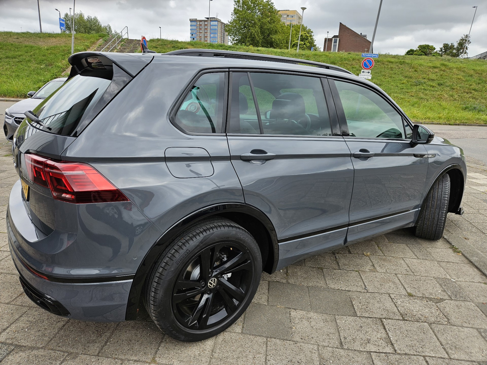 47037641-6.jpg