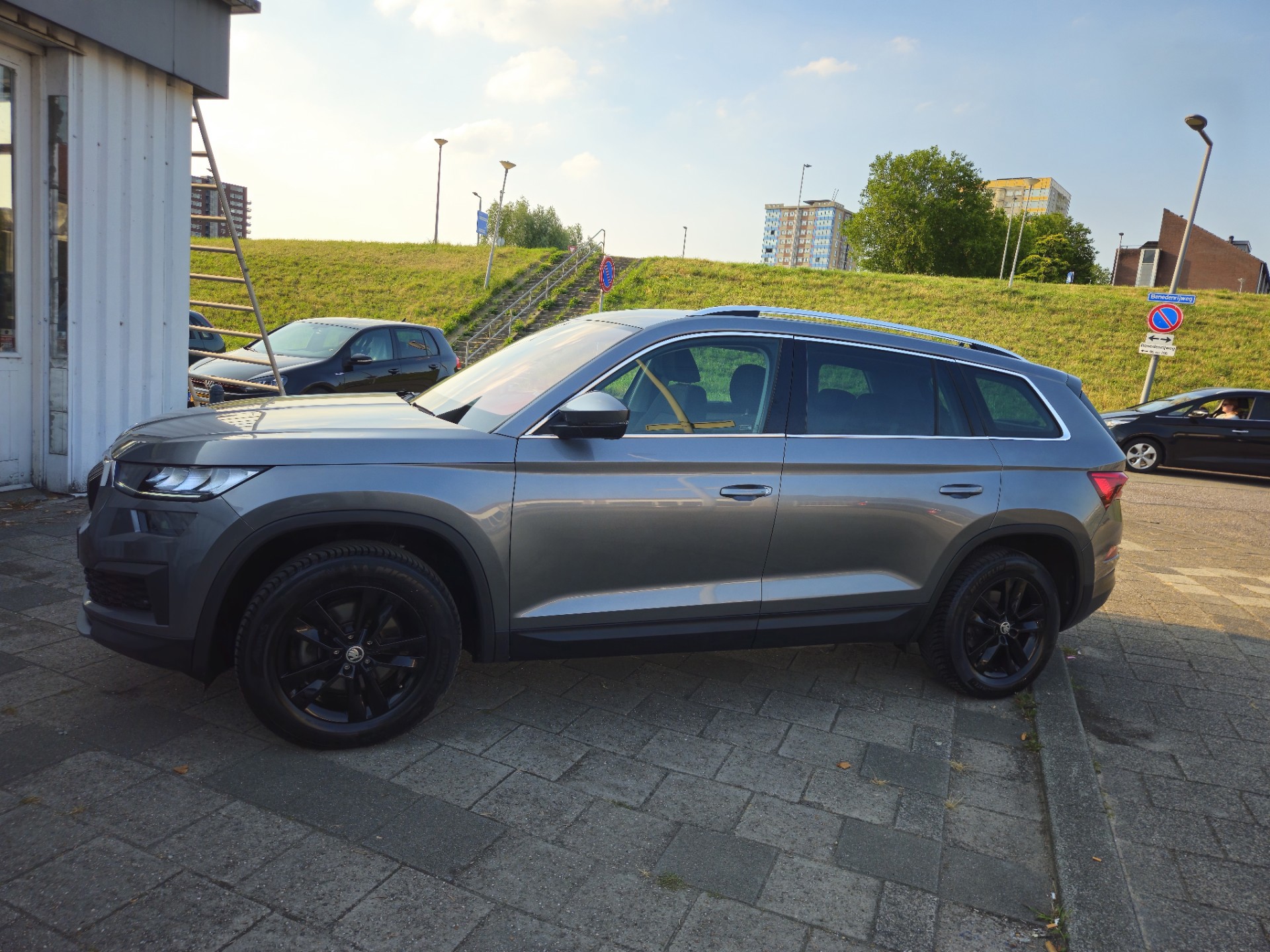 47037830-7.jpg