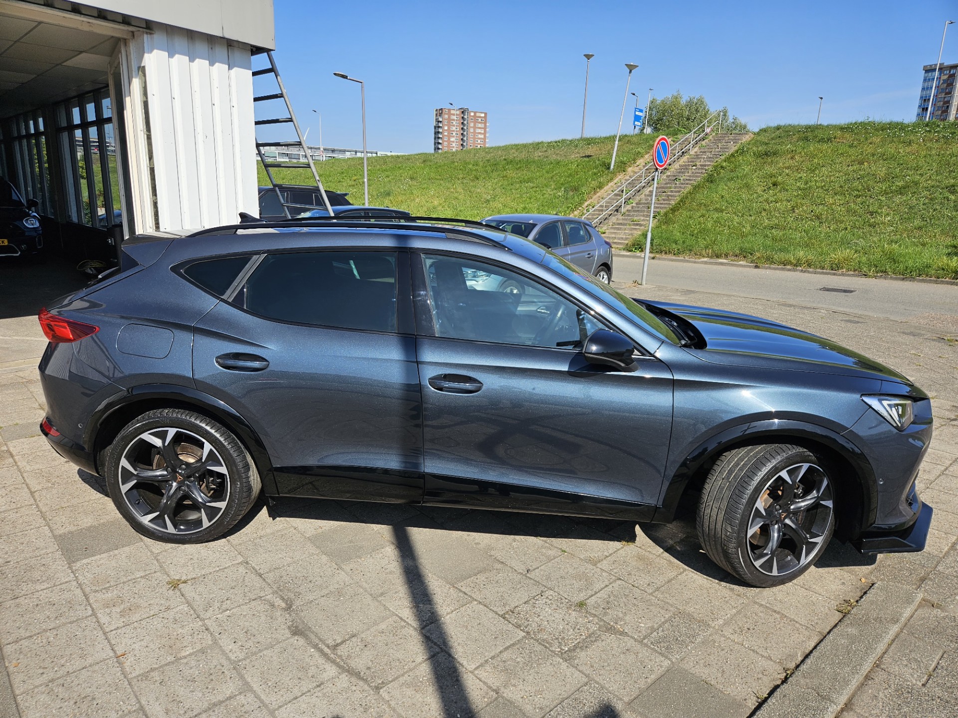 47038876-8.jpg