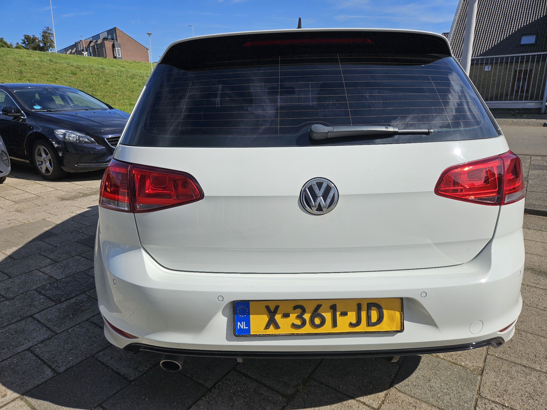 47758207-3.jpg