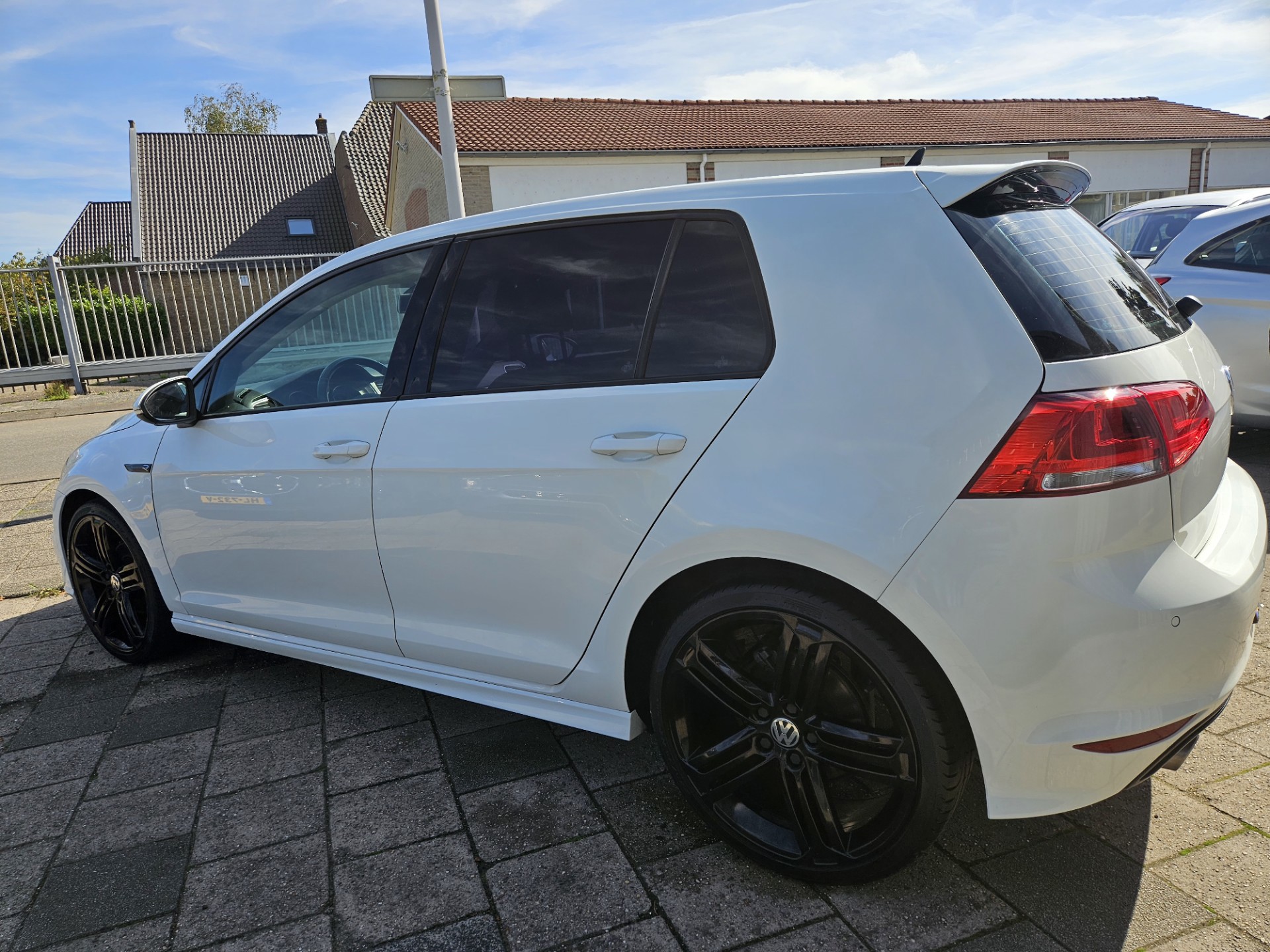 47758207-6.jpg