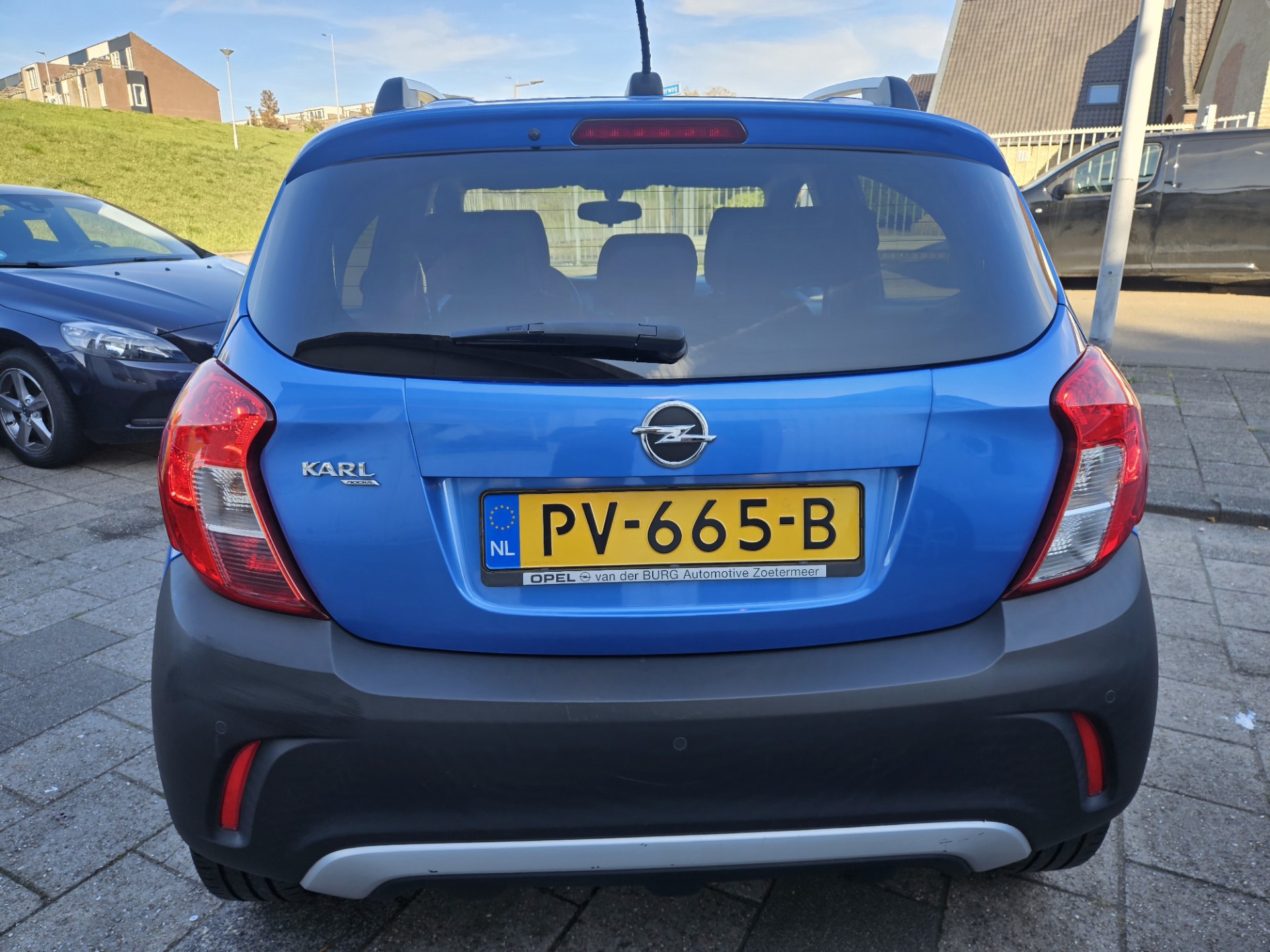 47767447-6.jpg
