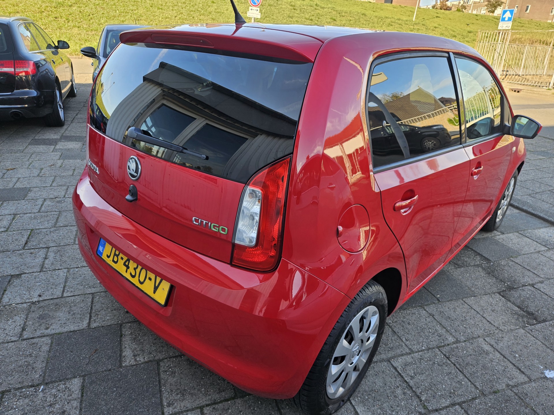47767848-2.jpg