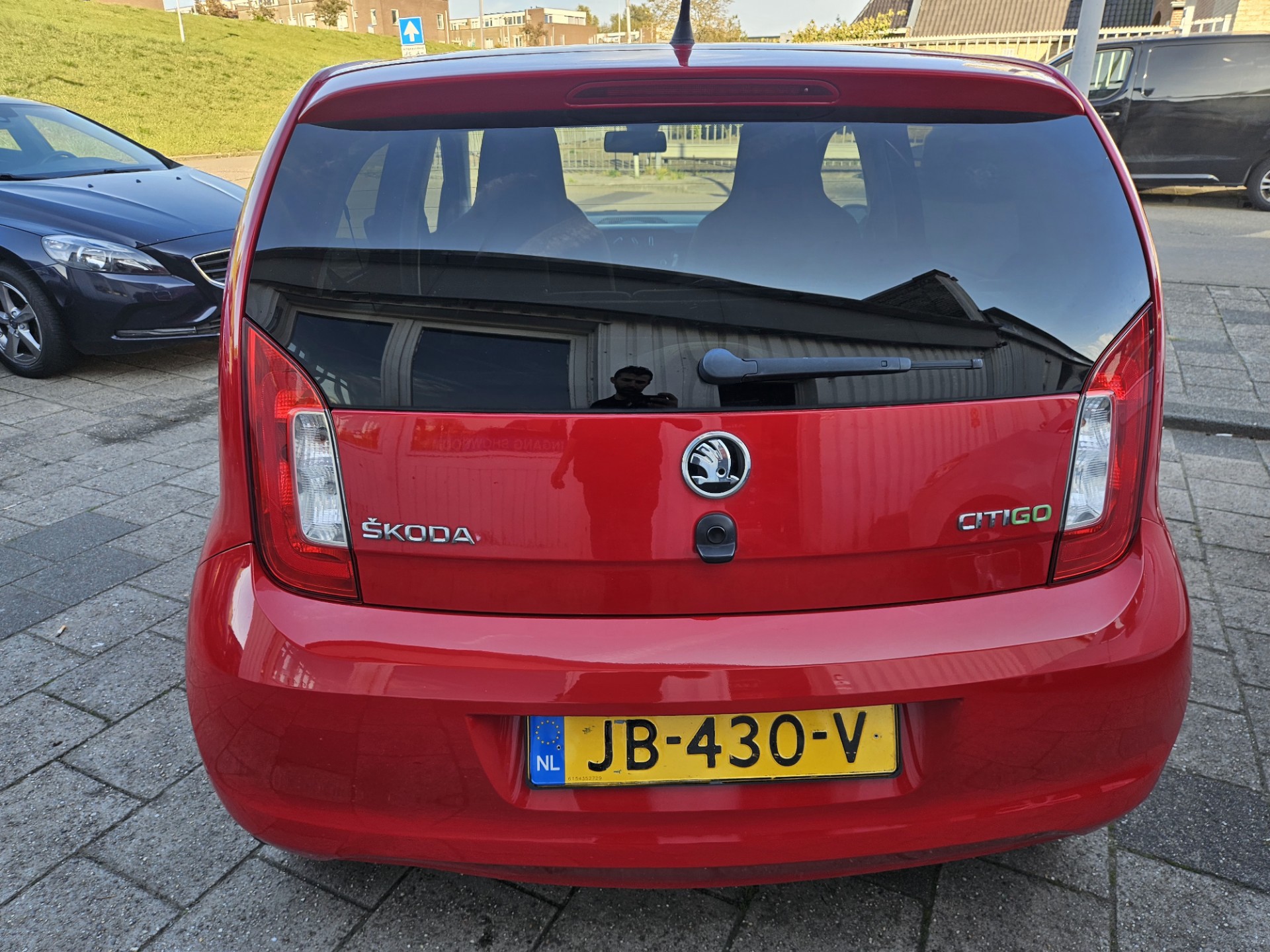 47767848-3.jpg