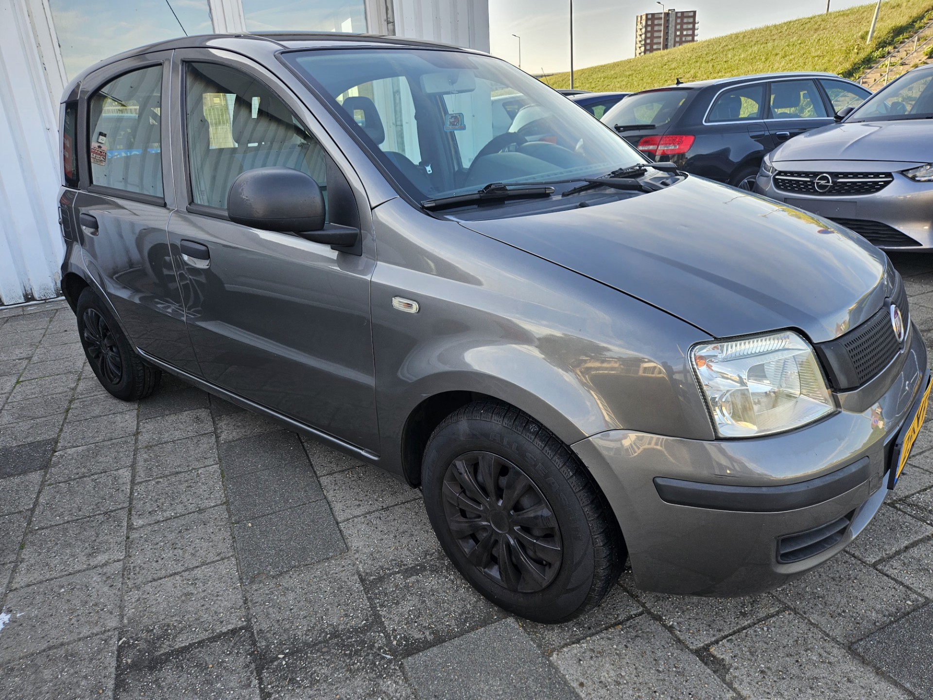 47768848-2.jpg