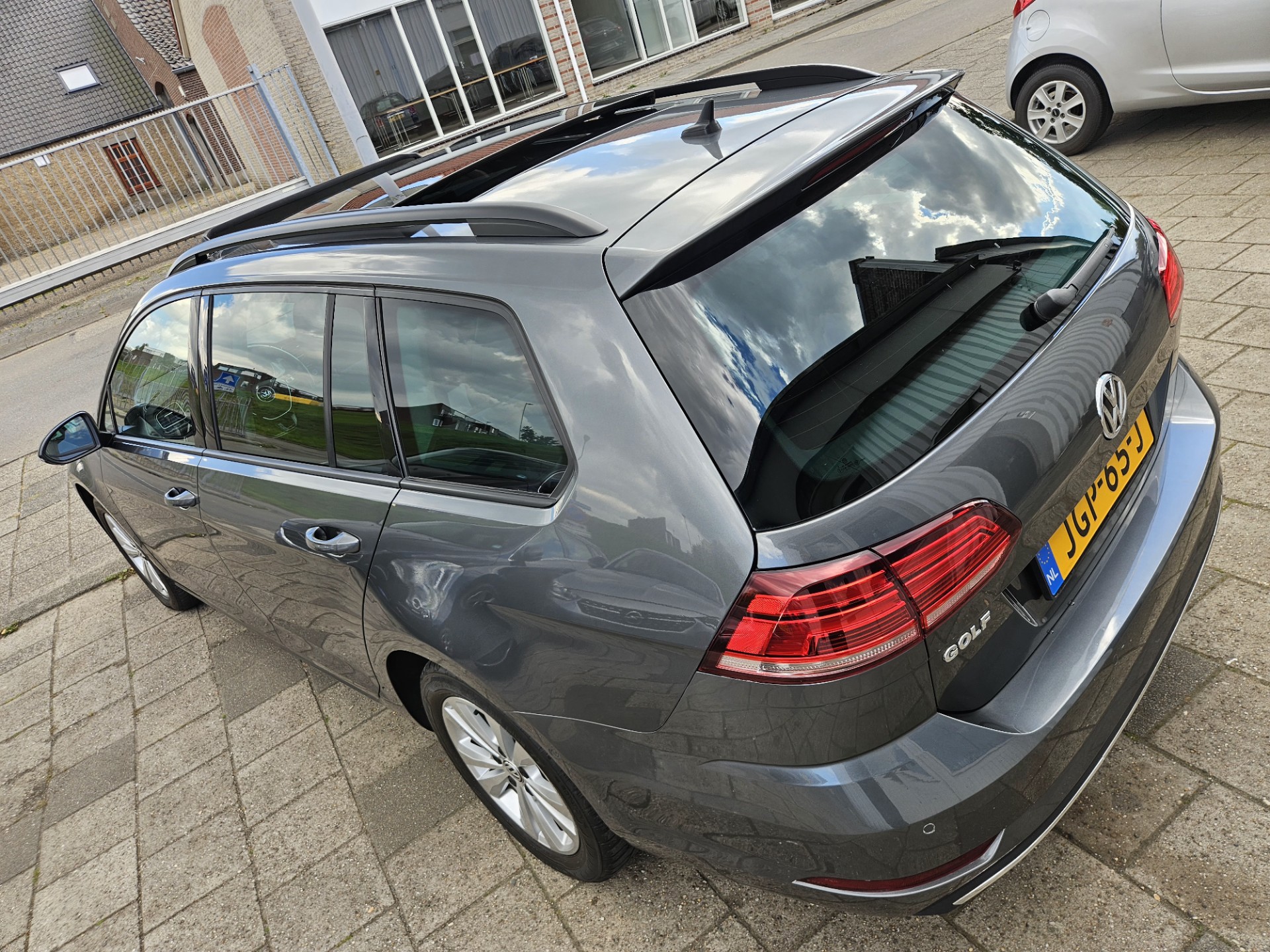 47991159-7.jpg